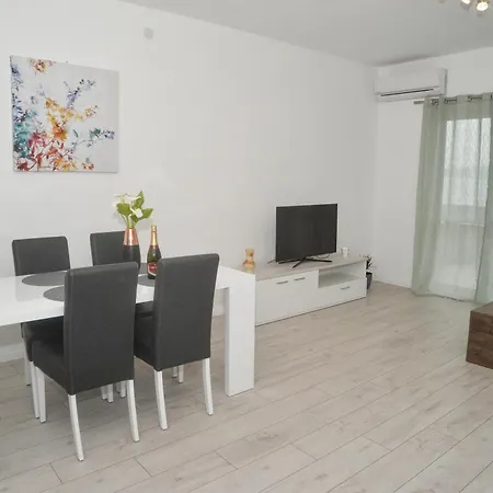 Apartment Mavra-kukljica *